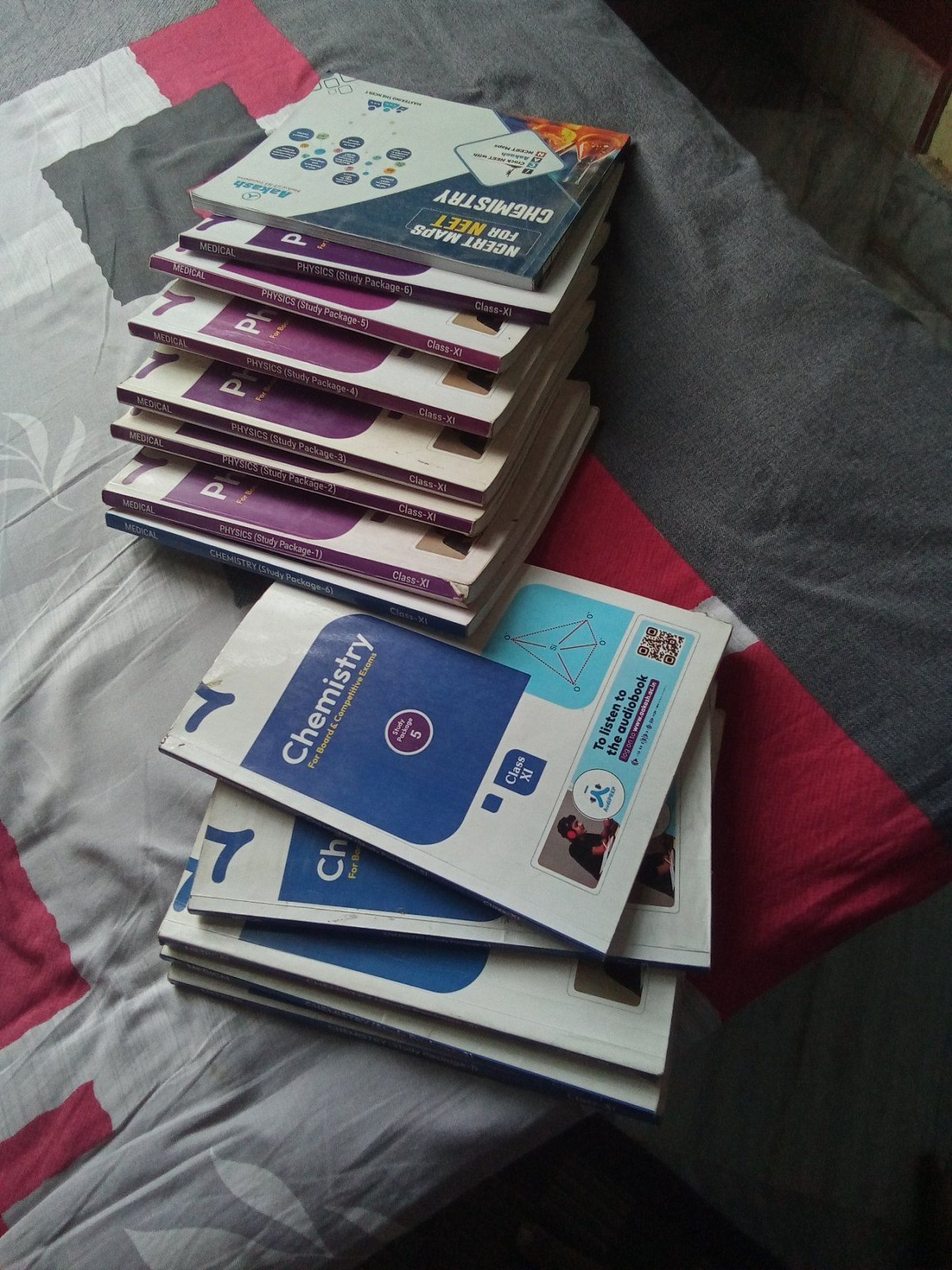 15 Aakash neet 11th  chemistry  and physics books - Second Hand - Bookaao