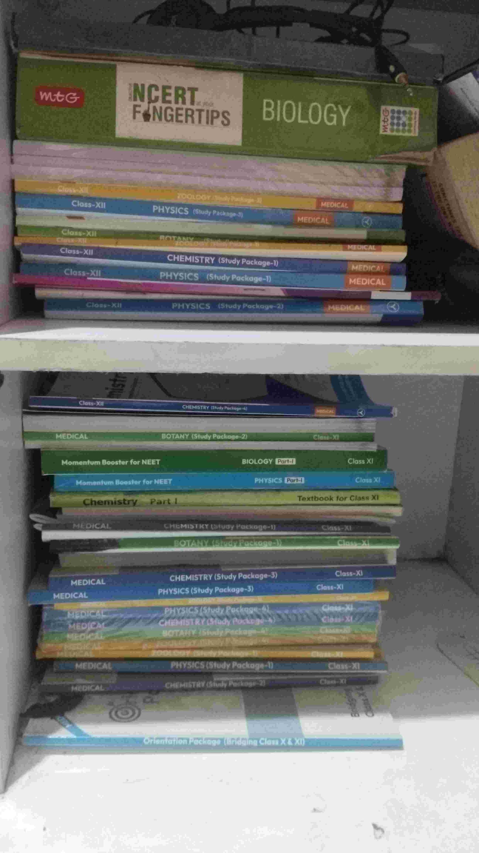 Aakash 11+12 neet books - Second Hand - Bookaao