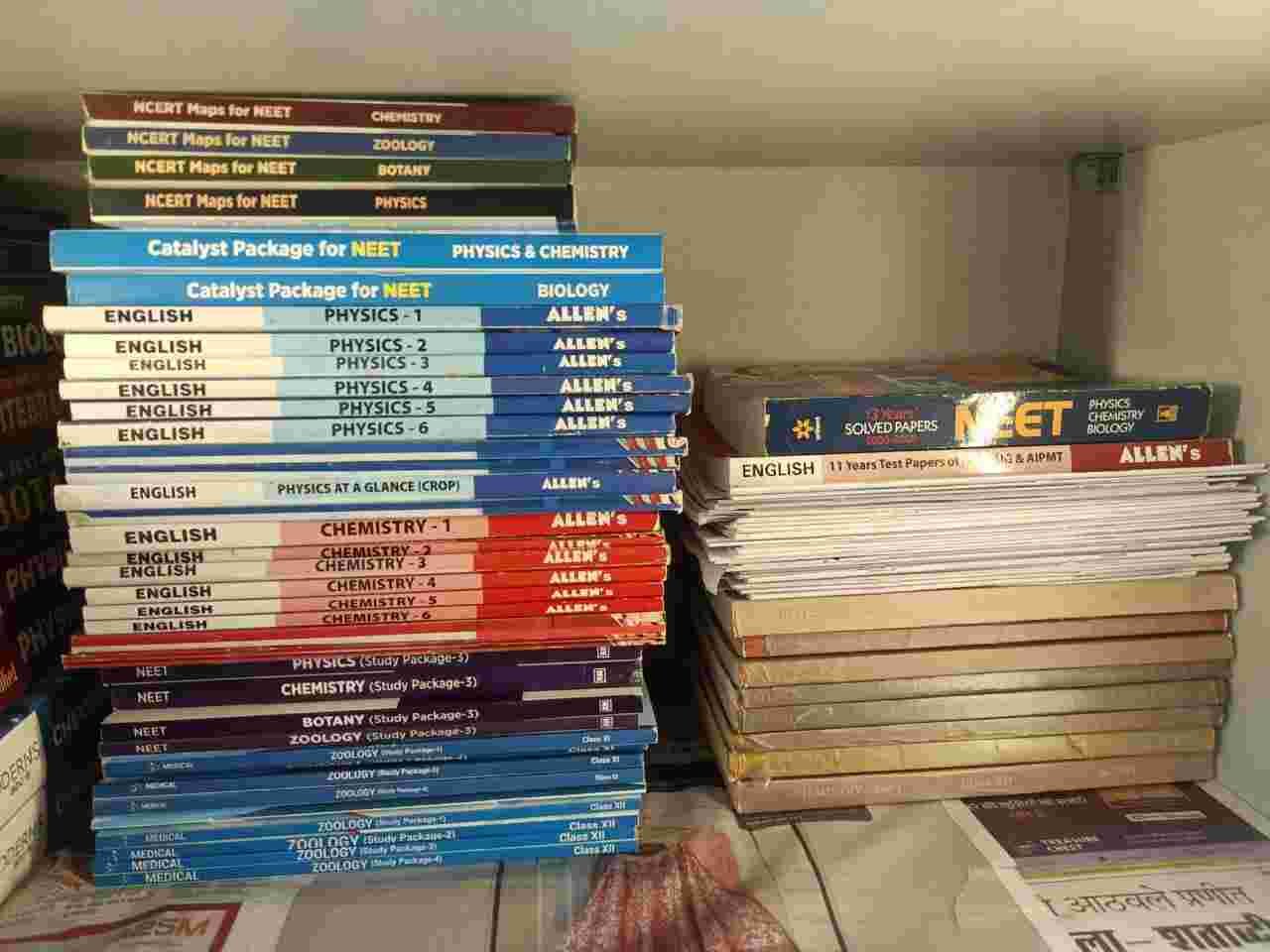 AAKASH ALLEN Combined Study Material + TEST PAPERS - Second Hand - Bookaao