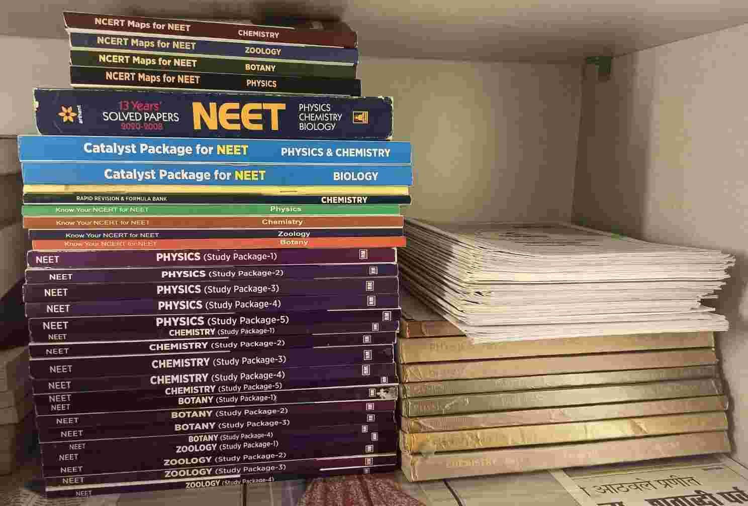 AAKASH Full STUDY MATERIAL + TEST PAPERS (AIATS+) - Second Hand - Bookaao