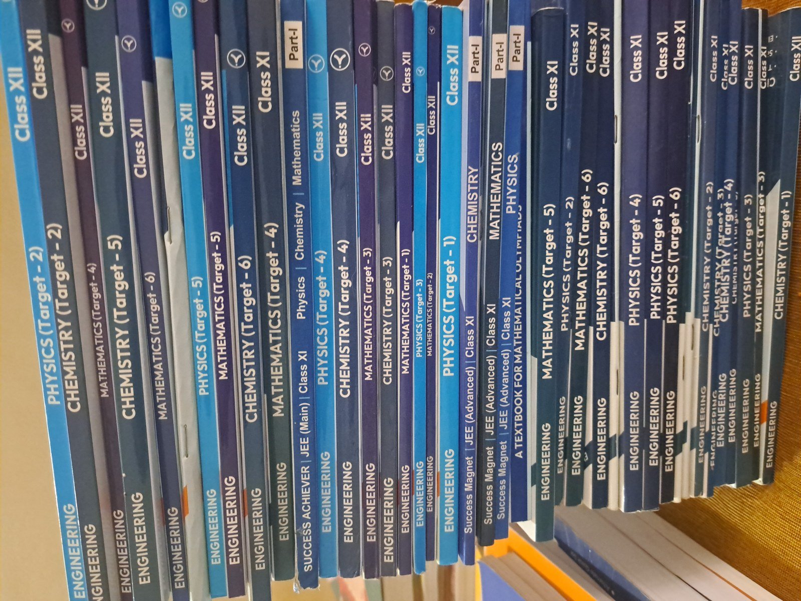AAKASH INSTITUTE BOOKS OF 11 N 12 - Second Hand - Bookaao