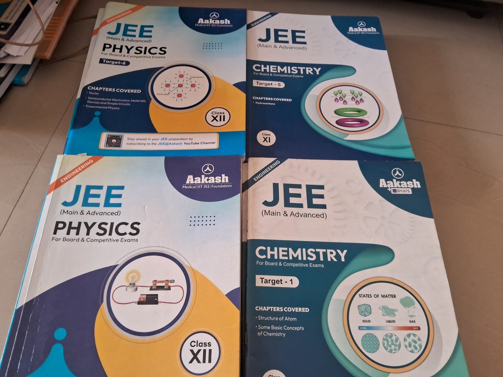 Aakash jee 11th and 12th class material - Second Hand - Bookaao