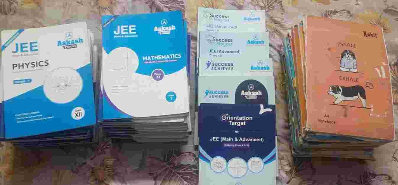 Aakash JEE modules +Notes phy, chem, maths - Second Hand - Bookaao