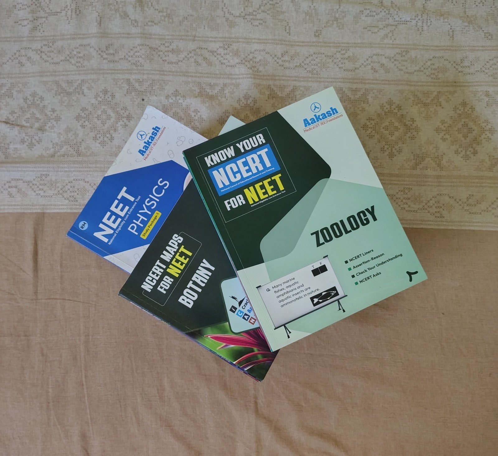 AAKASH NEET MODULES + NCERT MAPS + KNOW YOUR NCERT - Second Hand - Bookaao