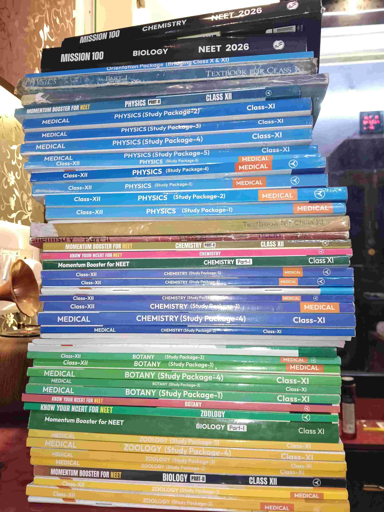 AAKASH NEET 11th and 12th COMPLETE SET AND PW NEET - Second Hand - Bookaao