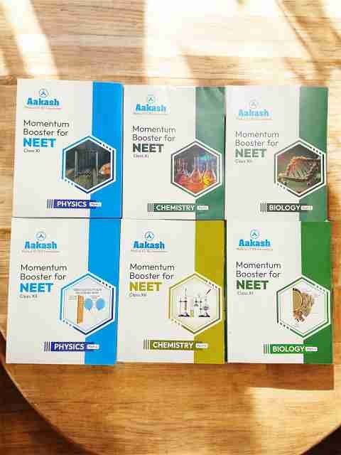 AAKASH NEET BOOKSET LATEST - Second Hand - Bookaao