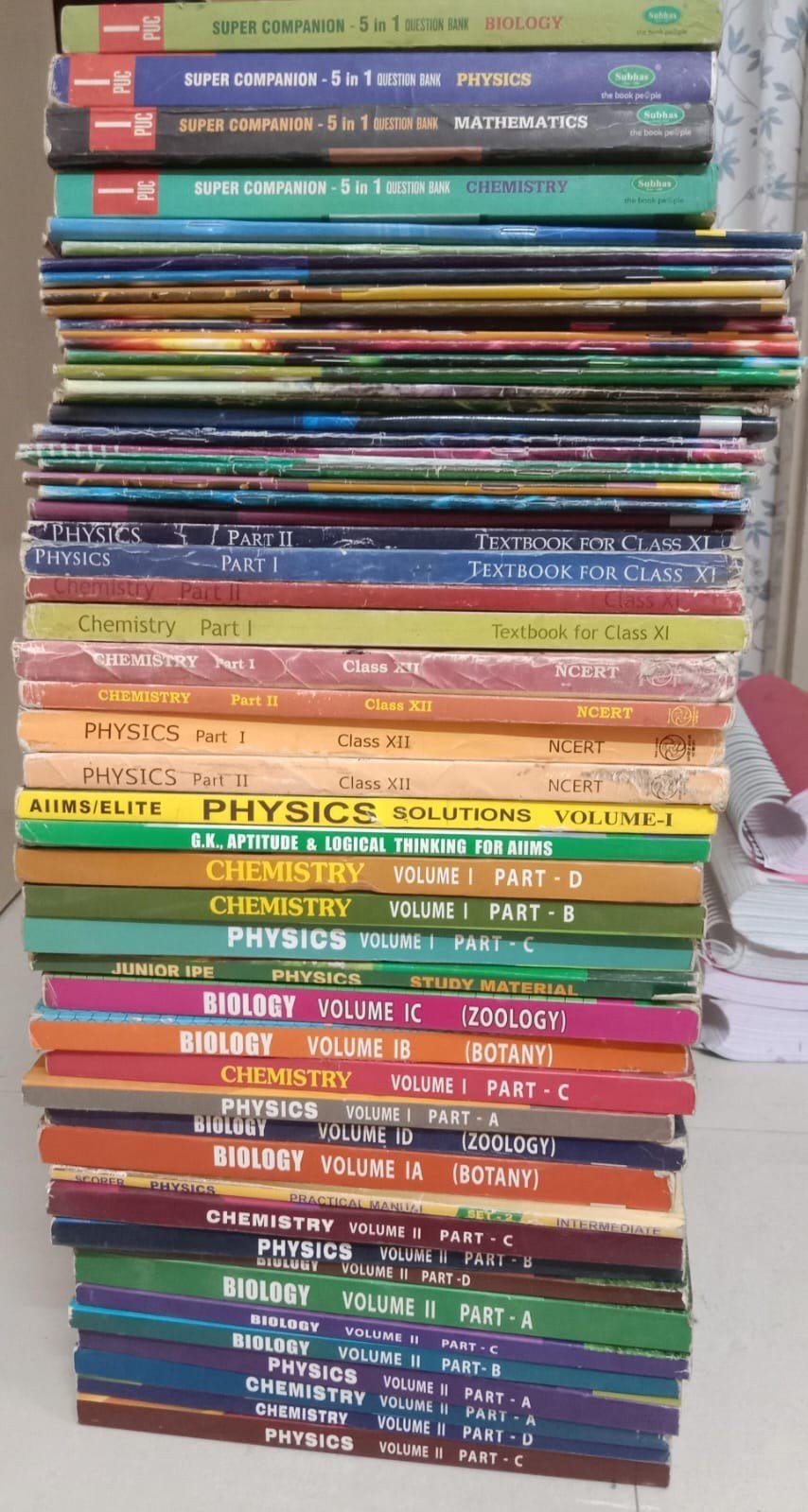 AKASH NEET CLASS 11& 12 studymaterials,workbooks - 2nd Hand Book - Bookaao