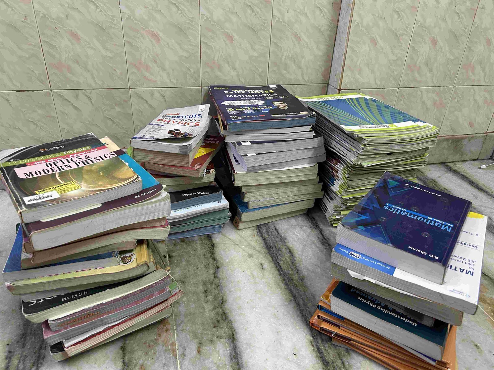All jee books available(if you want individual dm) - Second Hand - Bookaao