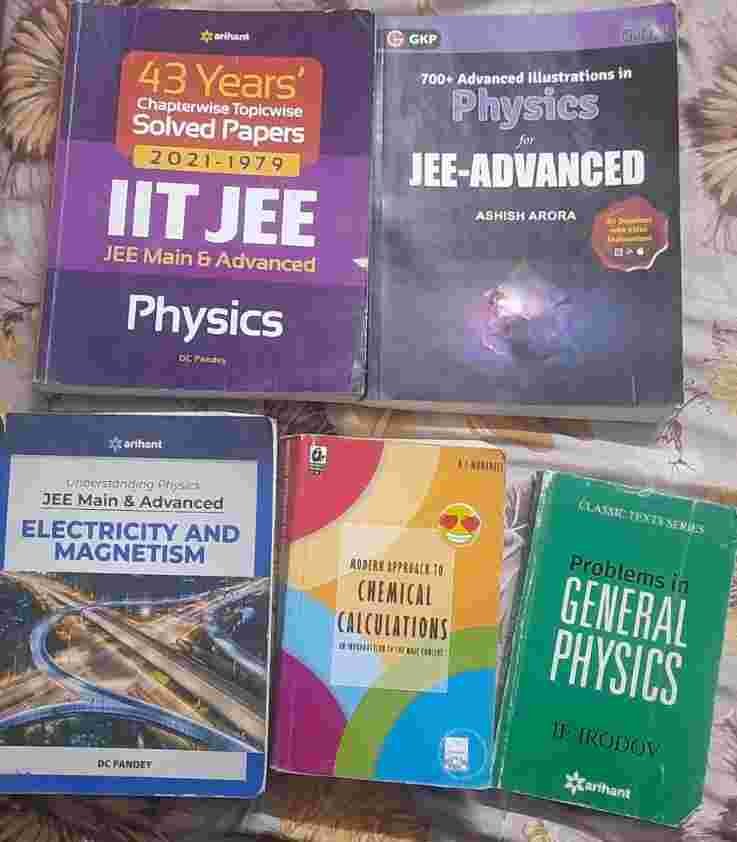 Arihant Previous Year Physics (PYQs) - Second Hand - Bookaao
