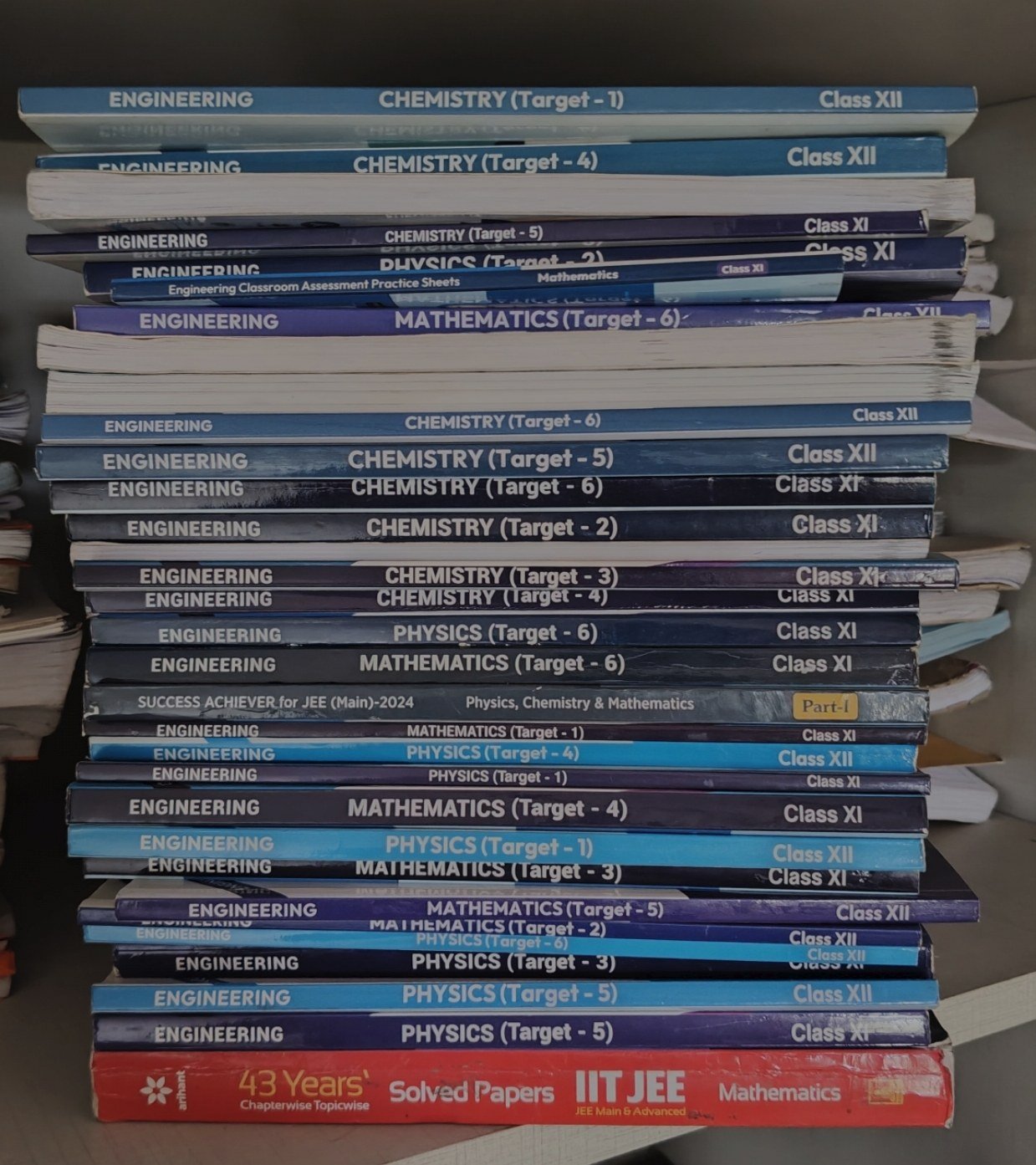JEE MAINS AND ADVANCED TEXTBOOKS AAKASH - Second Hand - Bookaao