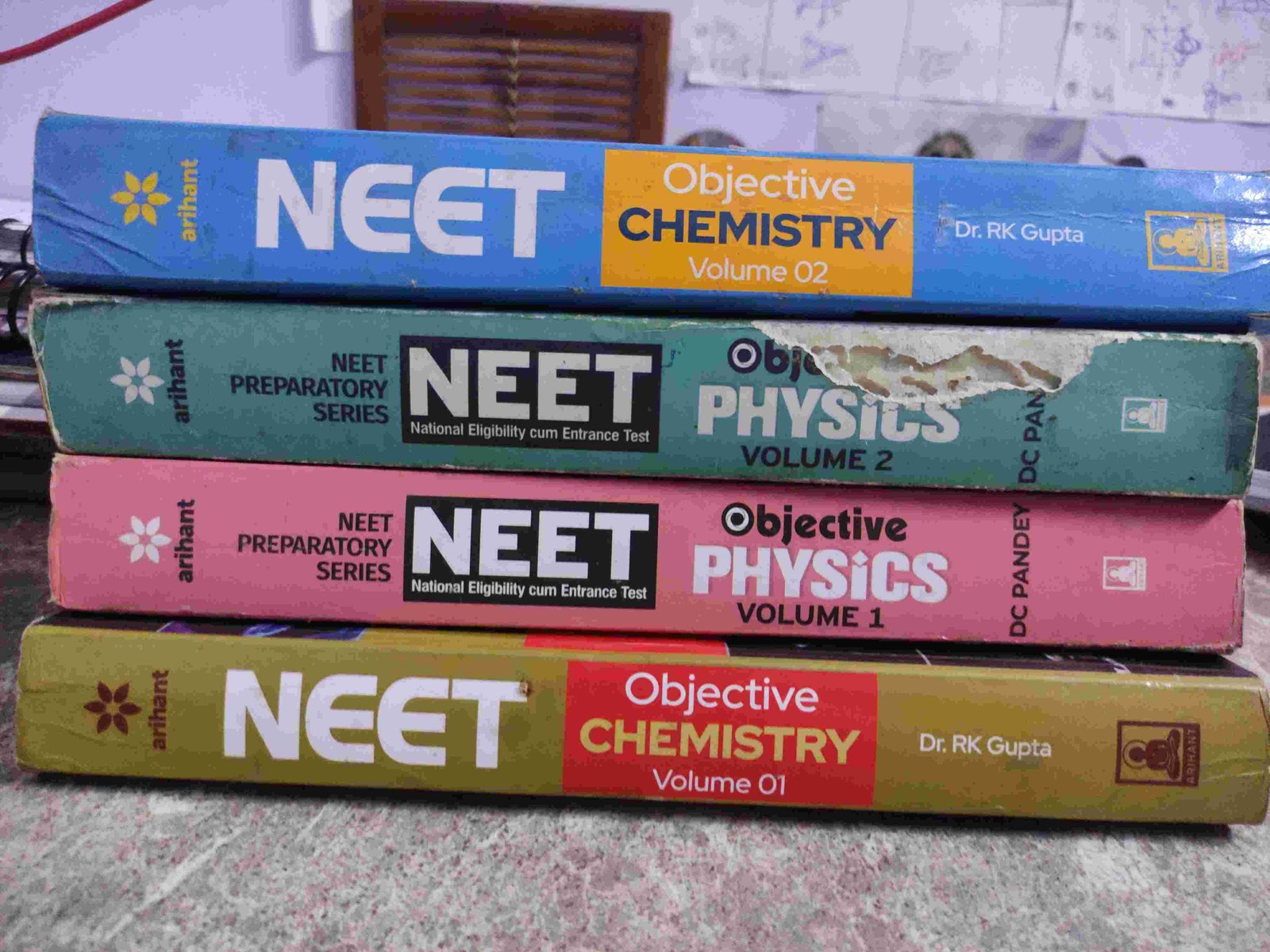 Physics and chemistry  neet objective book - Second Hand - Bookaao